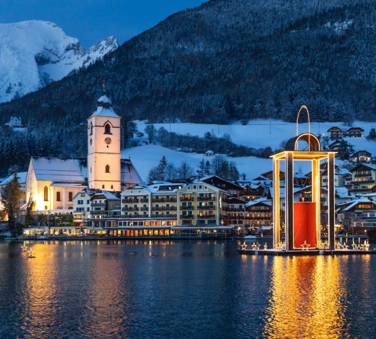 St. Wolfgang und die Adventkerze vom See aus gesehen.